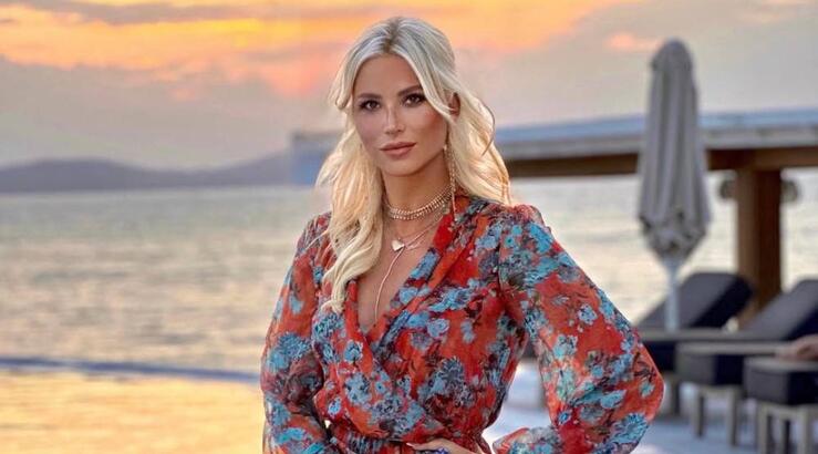 Βανέσσα Λοϊζου: Το υπέροχο floral dress της είναι ιδανικό για την άνοιξη