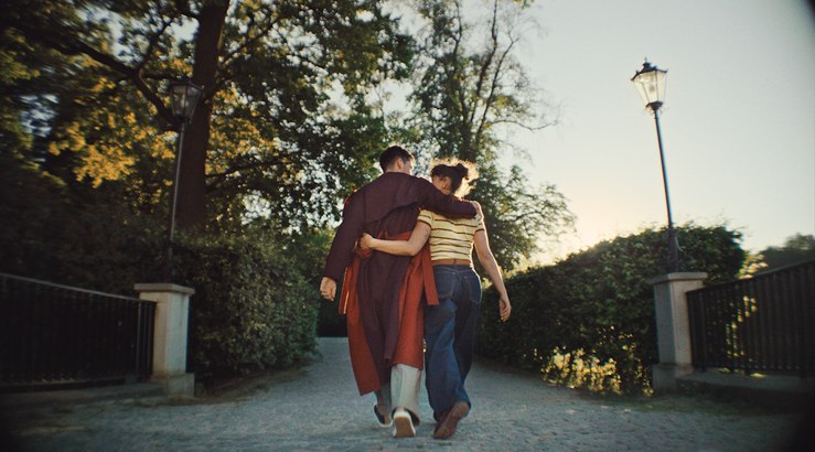 Ο χορός των σχέσεων μέσα από τη νέα καμπάνια της Answear