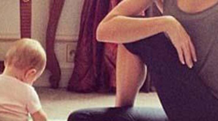 Ποια έγινε μανούλα πριν λίγο καιρό και τώρα κάνει γιόγκα με το μωρό της;