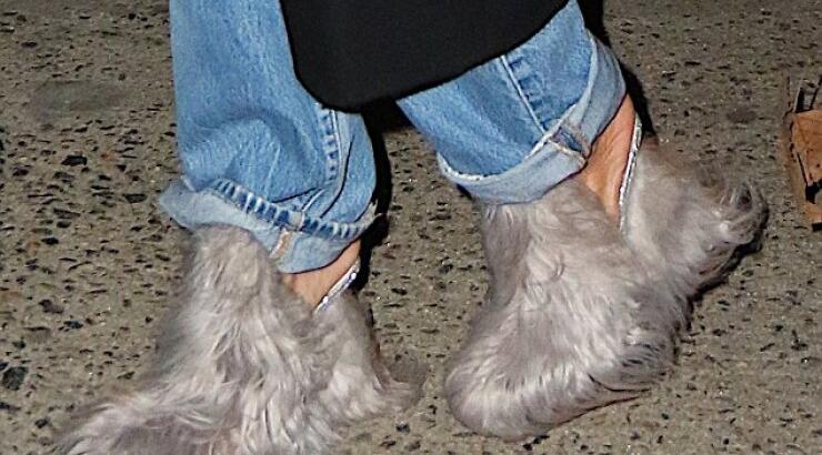 Η Rihanna φόρεσε το πιο περίεργο παπούτσι [εικόνες]