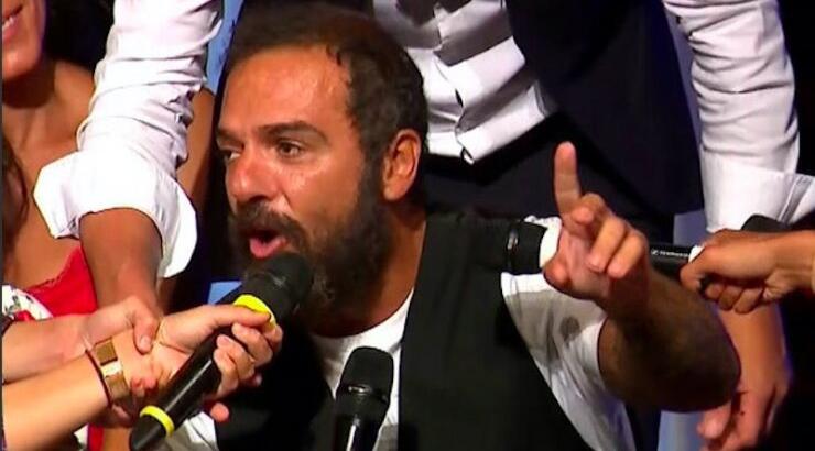 Tριαντάφυλλος: Η επική στιγμή που εξηγεί σε Τουρκάλα παίκτρια πως τον λένε δείχνοντας στο φόρεμα της [φωτο]
