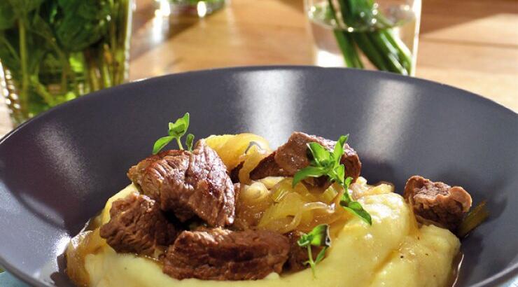 Μοσχαράκι με μαντζουράνα και πουρέ πατάτας