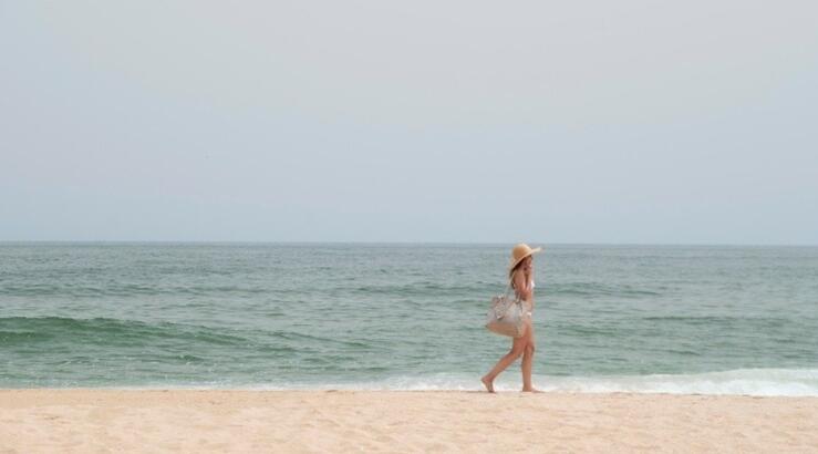 Περπάτημα στην άμμο: Όσα πρέπει να γνωρίζεις για τα οφέλη στη σωματική και ψυχική υγεία μας