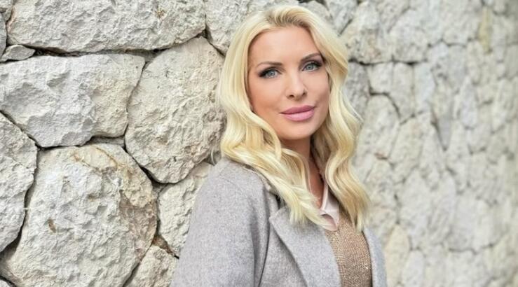 Ελένη Μενεγάκη: Μας εύχεται Καλά Χριστούγεννα μπροστά από το εντυπωσιακό στολισμένο δέντρο της [εικόνες]