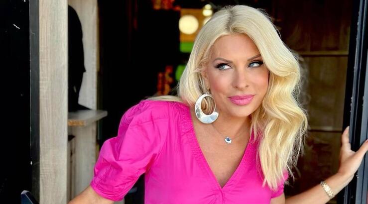 Ελένη Μενεγάκη: Ντυμένη στα κόκκινα και με το κασκόλ του Ολυμπιακού πανηγυρίζει τη νίκη της ομάδας 