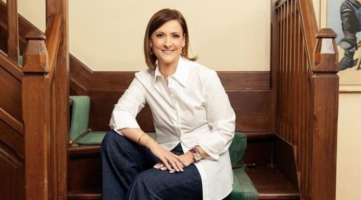 Φιλίππα Καρσερά: Την είδαμε να στολίζει το χριστουγεννιάτικο δέντρο στο Προεδρικό Μέγαρο [εικόνα]