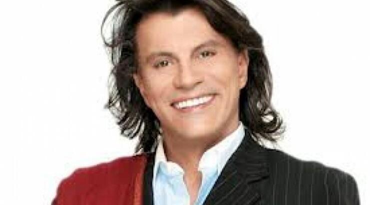 Ποιός είναι ο γυμνός άντρας στην παρέα του Ηλια Ψινάκη;