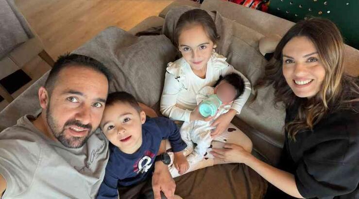 Κρίστη Αγαπίου: Τα παιδιά της χαϊδεύουν τρυφερά το νεογέννητο αδερφάκι [εικόνα]