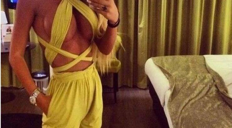 Ποια παρουσιάστρια βγήκε με αυτό το φόρεμα για ποτό στην Γλυφάδα;