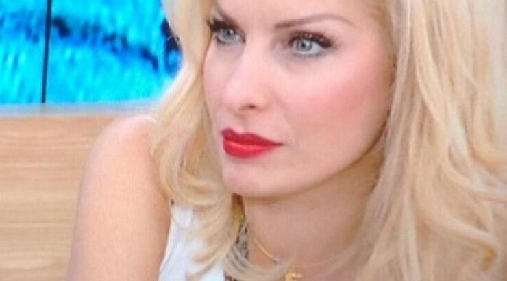 Η Μενεγάκη στα 44 της είναι μια ερωτευμένη και ανασφαλής γυναίκα