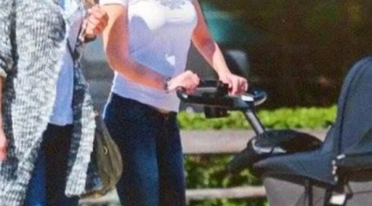 Υβόννη Μπόσνιακ: Πρώτη βόλτα με την μικρή Ελένη [εικόνες]