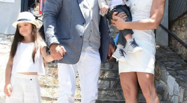 Η συγκίνηση και τα δάκρυα της Κατερίνας Καραβάτου και του Κρατερού Κατσούλη για την βάφτιση του γιου τους [εικόνες & βίντεο]