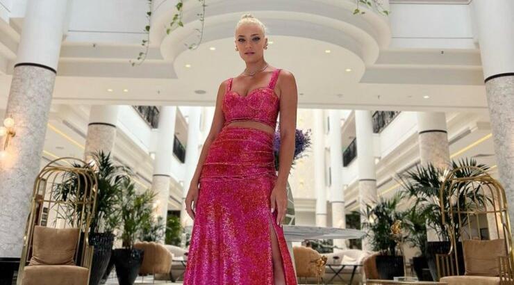 Άντρη Καραντώνη: Το trendy χτένισμα που έκανε είναι ιδανικό για την υγρασία