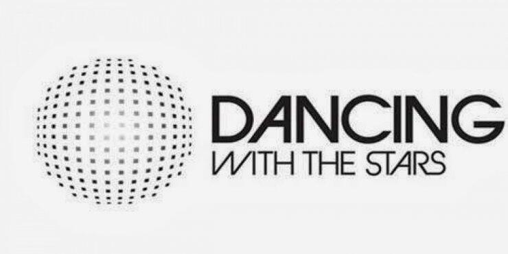 Dancing ; Ποια ποζάρει χωρίς εσώροuχο στα παρασκήνια;