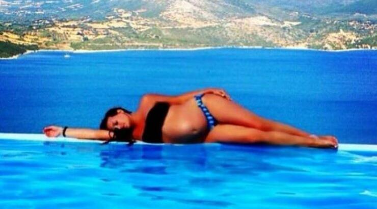 Ποια είναι η έγκυος που λιάζεται νωχελικά στην πισίνα; Σίγουρα δεν σας πάει το μυαλό!