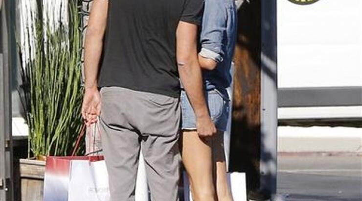 Την χούφτωσε στη μέση του δρόμου ο ηθοποιός [εικόνες]