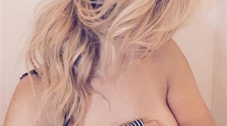 H φωτογραφία της στο instagram την ώρα που θηλάζει το νεογέννητο μωρό της και το μήνυμά της