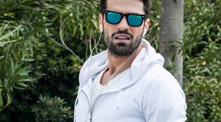 Με την οικογένεια και τους φίλους του στο νέο του video clip!