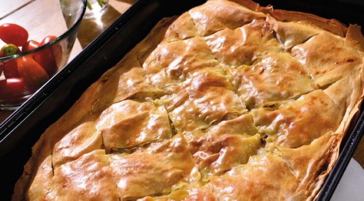 Εύκολη κοτόπιτα με χοντρό φύλλο με ελαιόλαδο