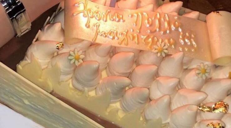 Το πάρτυ γενεθλίων επώνυμης Κύπριας και η εντυπωσιακή ανθοδέσμη από τον αγαπημένο της