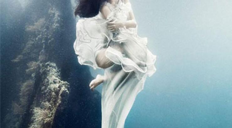 Φωτογράφιση μόδας 25 μέτρα κάτω από τη θάλασσα