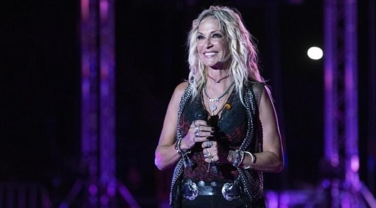 Άννα Βίσση: Αναστατωμένη σε συναυλία της διέκοψε το πρόγραμμα - "Τρέχουμε παιδιά, τρέχουμε" [βίντεο]