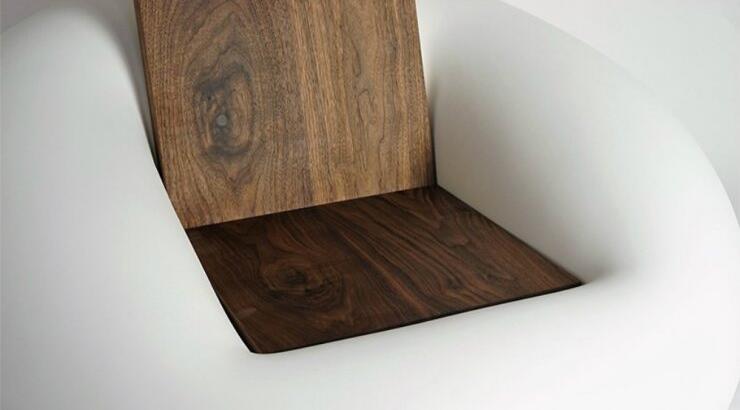 Τα έπιπλα του Kim Keunsoo είναι από ξύλο και πλαστικό