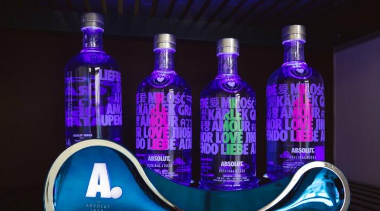 Tο νέο συλλεκτικό μπουκάλι της Absolut μετατρέπει το μίσος… σε αγάπη!