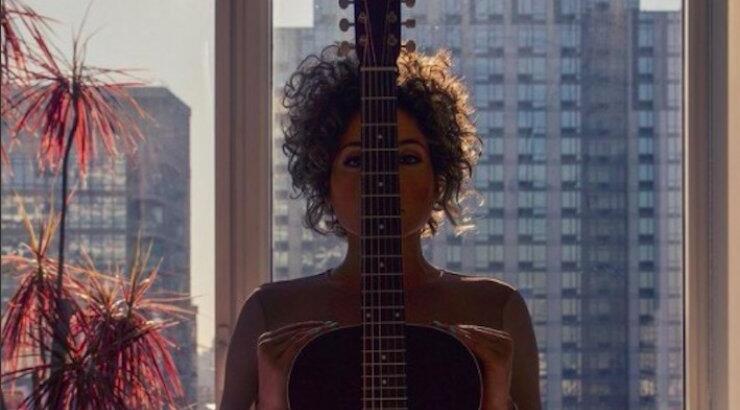 Σόκαρε όλους η πασίγνωστη τραγουδίστρια: Ούρησε στο πρόσωπο θαυμαστή της ενώ τραγουδούσε [βίντεο]