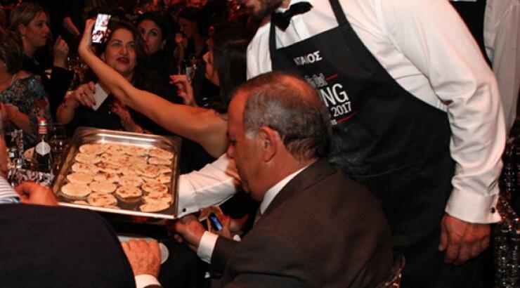 Η μεγάλη έκπληξη της βραδιάς: Ο Γιώργος Αγγελόπουλος κέρασε ντανοπιττάκια στους παρευρισκόμενους στα Time Out Eating Awards 2017! [βίντεο]