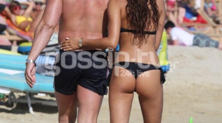 Αγκαλιά με την "καυτή" νέα του σύντροφο στην Μύκονο