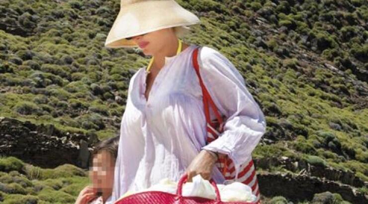 Ελένη Μενεγάκη: Με τα παιδιά της για μπάνιο στη θάλασσα!