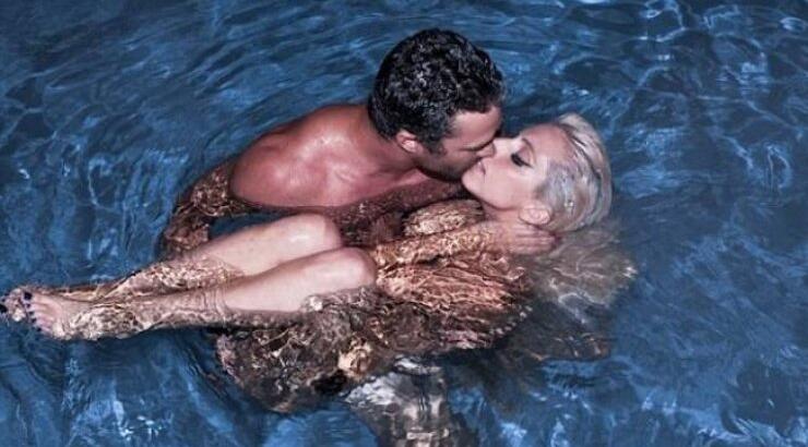 Τα καυτά φιλιά της Lady Gaga με το αγόρι της στην πισίνα!