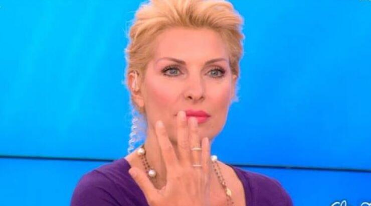  Ελένη Μενεγάκη: Της έκανε δώρο δαχτυλίδι η πεθερά… και μας το δείχνει! [βίντεο]