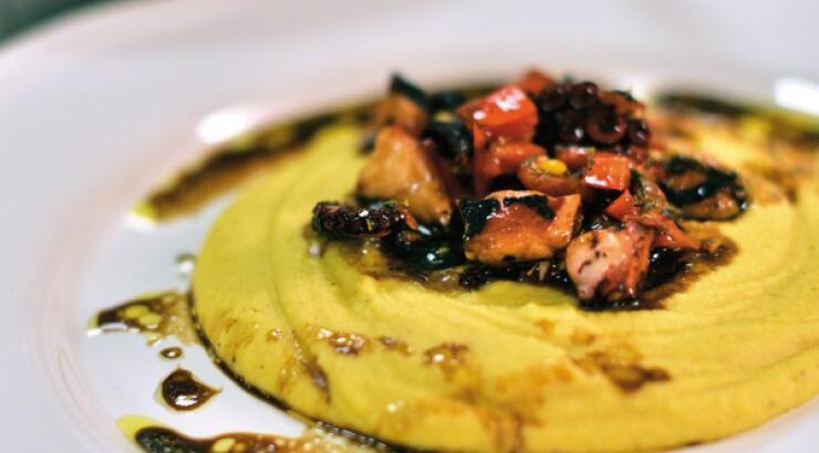 Χταπόδι μαριναρισμένο με μυρωδικά, ελαιόλαδο και ψιλοκομμένη τομάτα σερβιρισμένο με φάβα