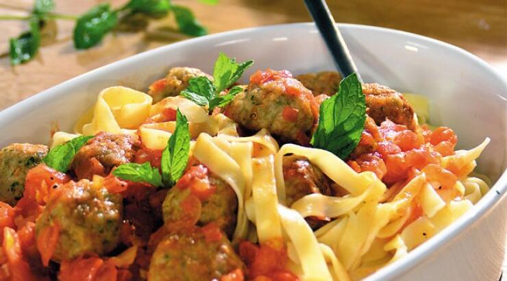 Ιταλικοί κοκκινιστοί κεφτέδες με ταλιατέλες