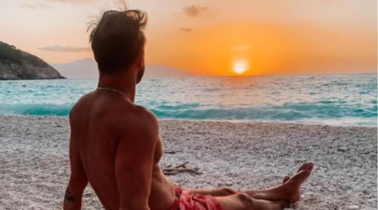 Ελλαδίτης τραγουδιστής αποκαλύπτει: "Μετά τον γάμο ακολούθησα τη σύζυγό μου στα social media"