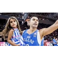 Σλούκας: Πανηγύρισε τη νίκη της Ελλάδας αγκαλιά με την κόρη του που ντύθηκε στα γαλανόλευκα
