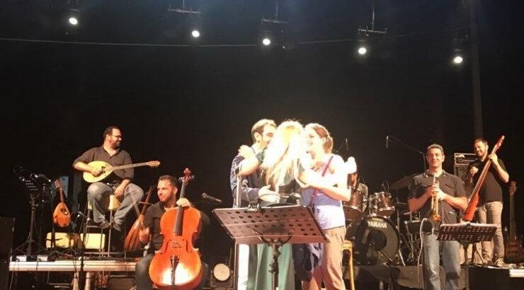 Απίστευτος: Έκανε πρόταση γάμου στην αγαπημένη του στην συναυλία της Μποφίλιου!