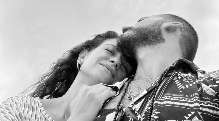 Δραγούμη – Χαραλάμπους: Οι εικόνες με τον γιο τους σε παραλία της Άνδρου 