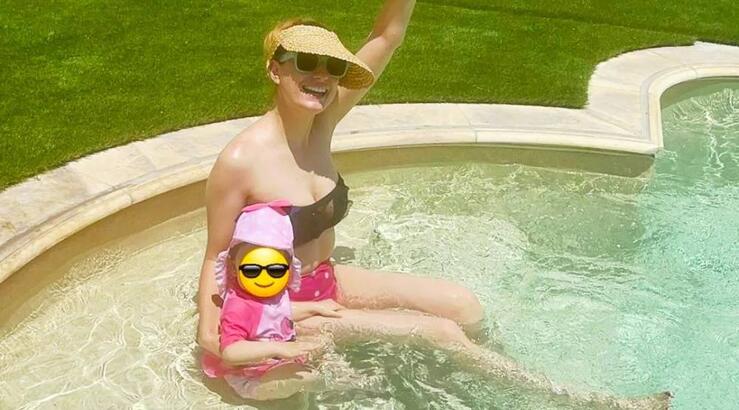 Βαρβάρα Χριστοφή: Ξεφάντωσε χορεύοντας στη βόλτα με την κόρη της [βίντεο]