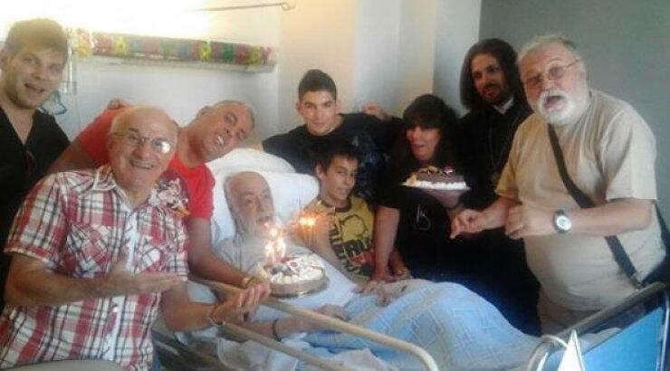 Τα συγκινητικά 77α γενέθλια για τον Ανδρέα Μπάρκουλη στο νοσοκομείο