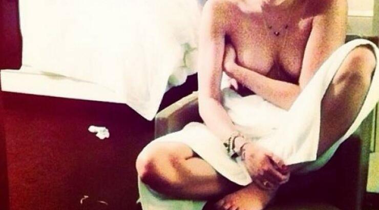 «Ανέβασε» γυμνή φωτογραφία της πασίγνωστη τραγουδίστρια στα social media!