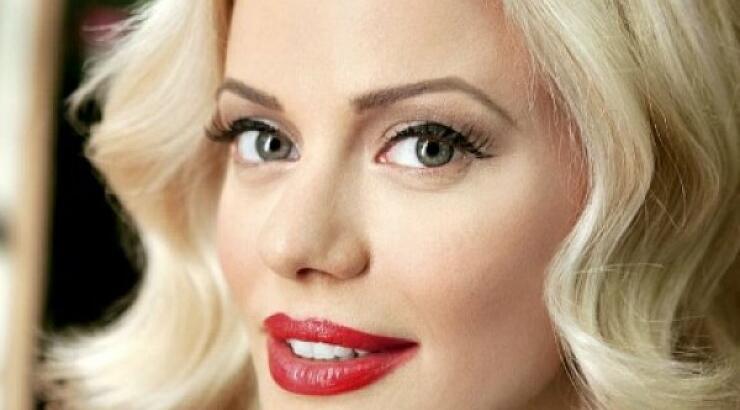 Η Ζέτα όπως δεν την έχετε ξαναδεί: Μελαχρινή και με αρκετά κιλά!