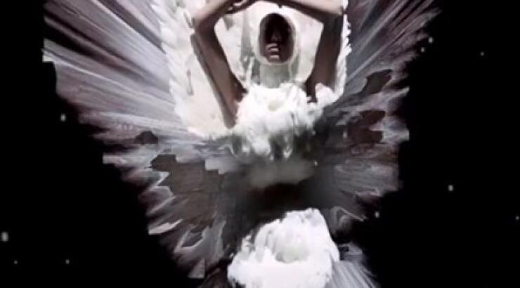 Ένα fashion film για τον Alexander McQueen που βλέπεις για πρώτη φορά 