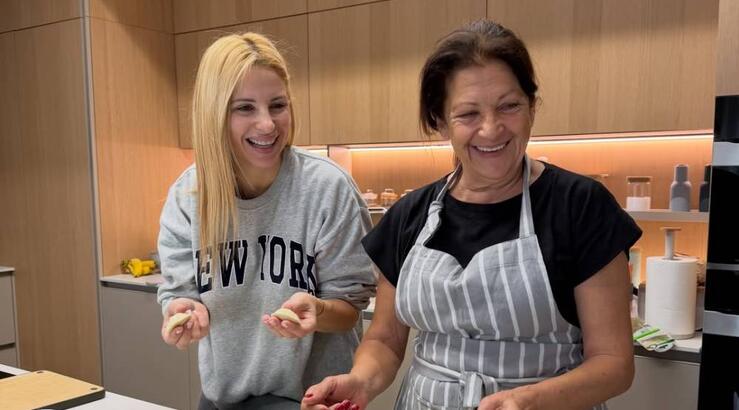 Χριστιάνα Αριστοτέλους: Μπήκε στην κουζίνα με τη μαμά της – Δείτε τι έφτιαξαν [εικόνα]