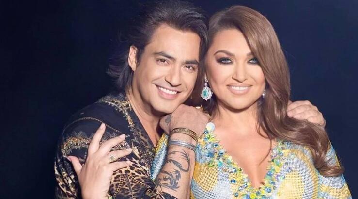 Διονύσης Σχοινάς: Φωτογραφίζει την Καίτη Γαρμπή στην πισίνα [εικόνα]