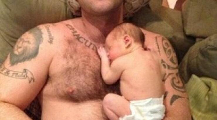 Robbie Williams: Η φωτογραφία που ανέβασε με τη νεογέννητη κόρη του