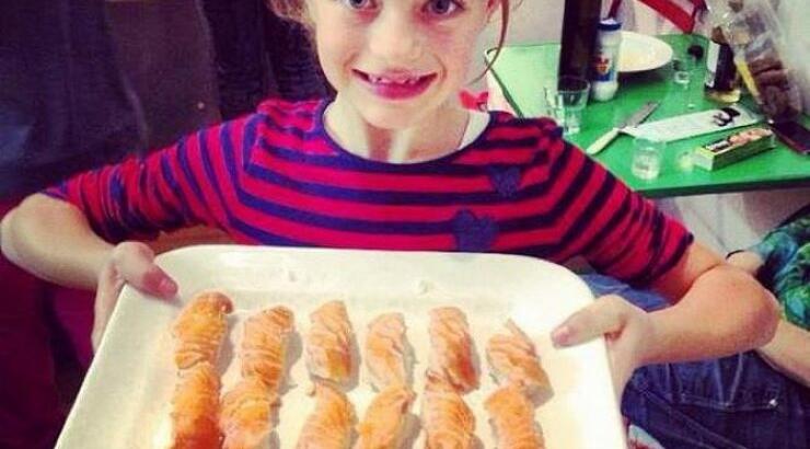 Η πανέμορφη κόρη Ελληνίδας ηθοποιού φτιάχνει σπιτικό σούσι μαζί της