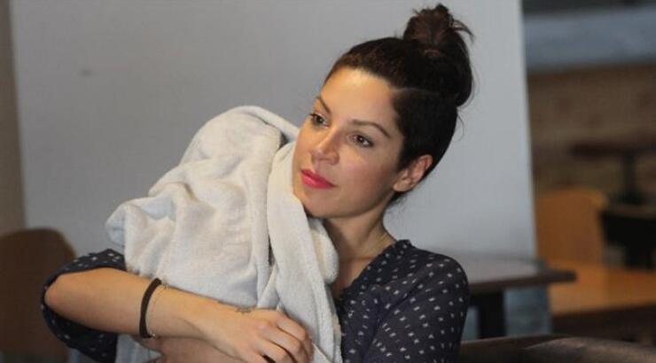 Δείτε τη Μαριάντα Πιερίδη να δίνει στο γιο της το γαλατάκι του